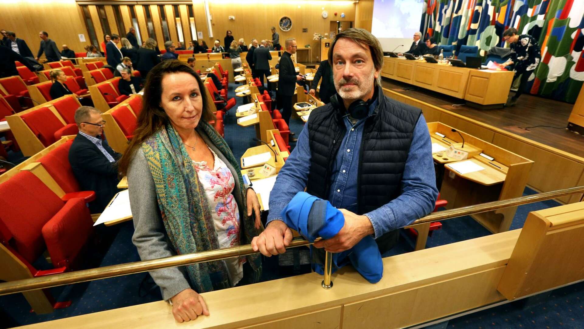 Göran svensson och Sofia Mörtel, invalda i kommunfullmäktige för Karlstadpartiet, hoppade över till Vänsterpartiet och blev politiska vildar.