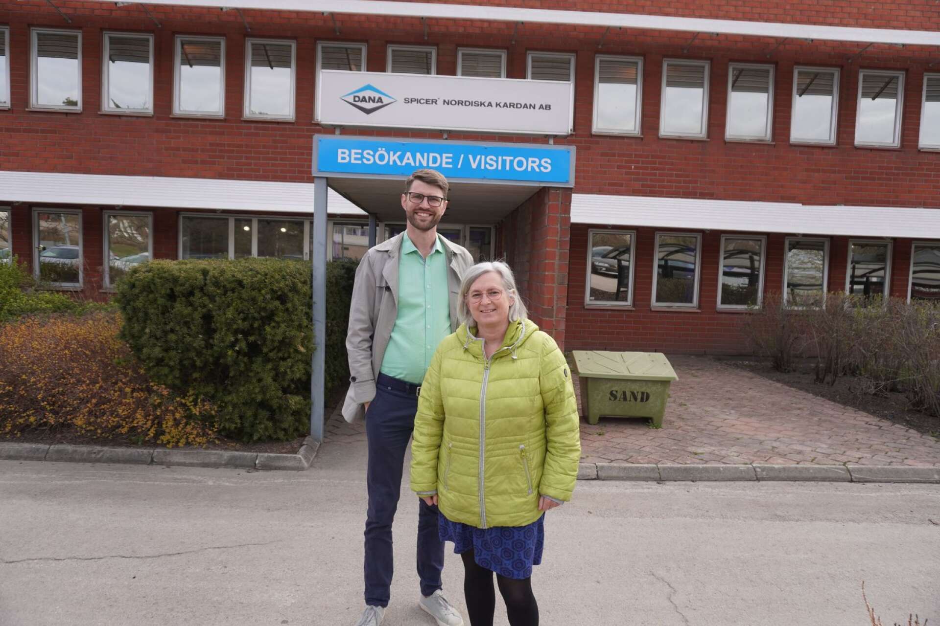 Valettorna Anders Dahlberg och Mikaëla Thorén, båda från Centerpartiet, besökte nyligen Dana Incorporateds Åmålsanläggning.