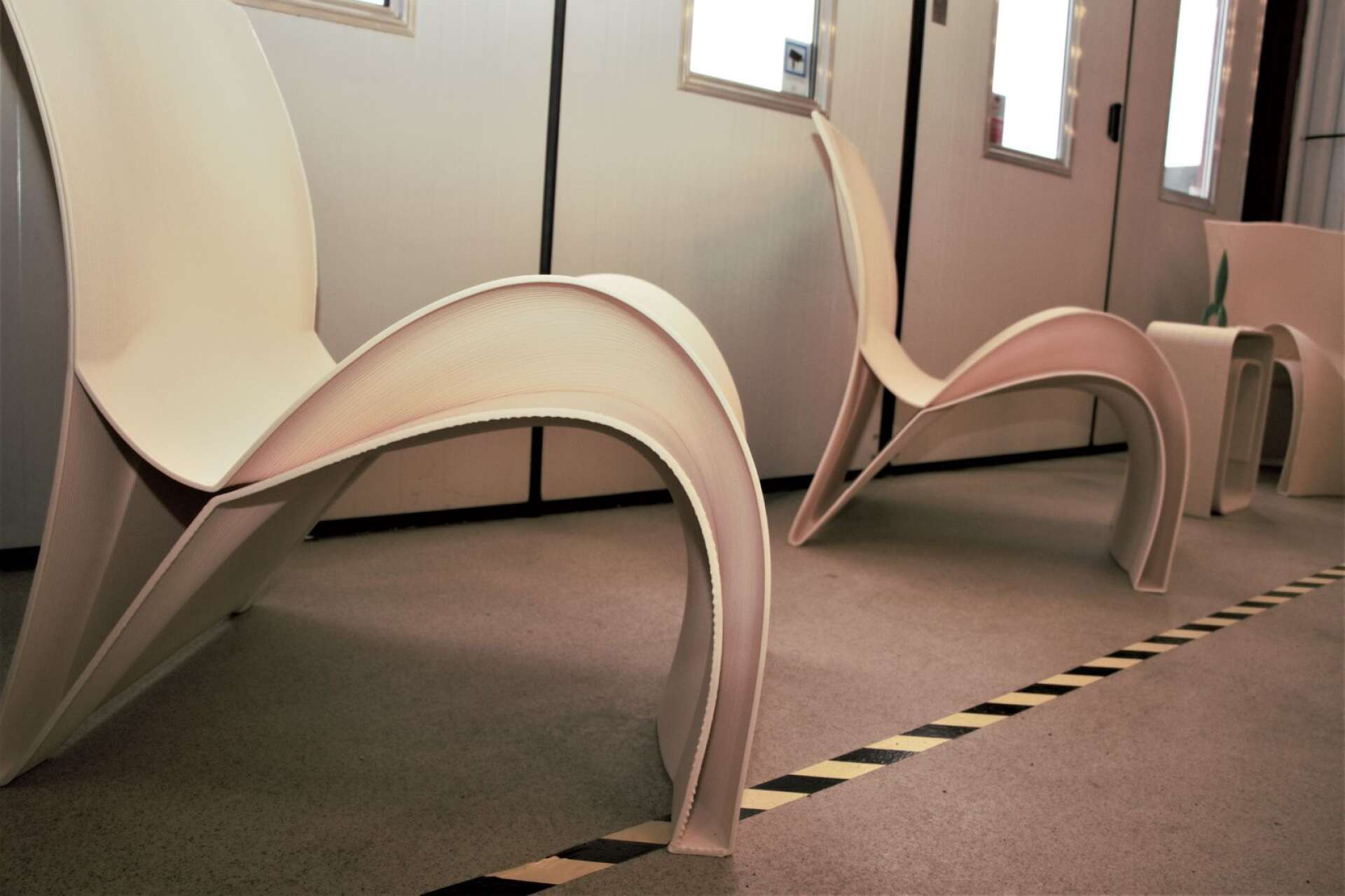 Designade och 3D-utskrivna stolar är ett par av många föremål som pryder Circlabs nya lokaler.