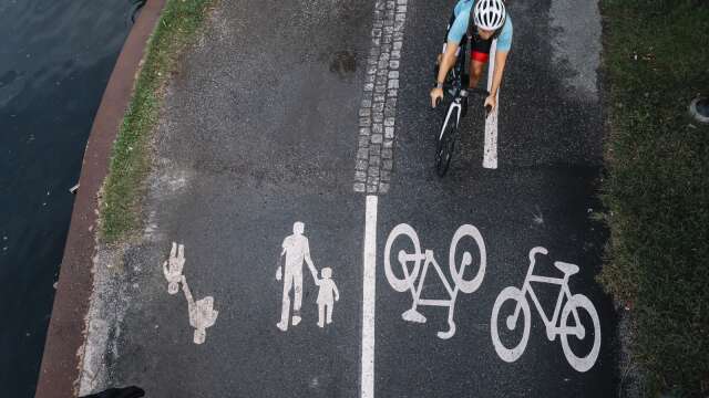 ”Ni som har hand om gång- och cykelbanorna i kommunen; Var snälla och markera fälten tydligt och gärna upprepande i asfalten”, uppmanar insändarskribenten.
