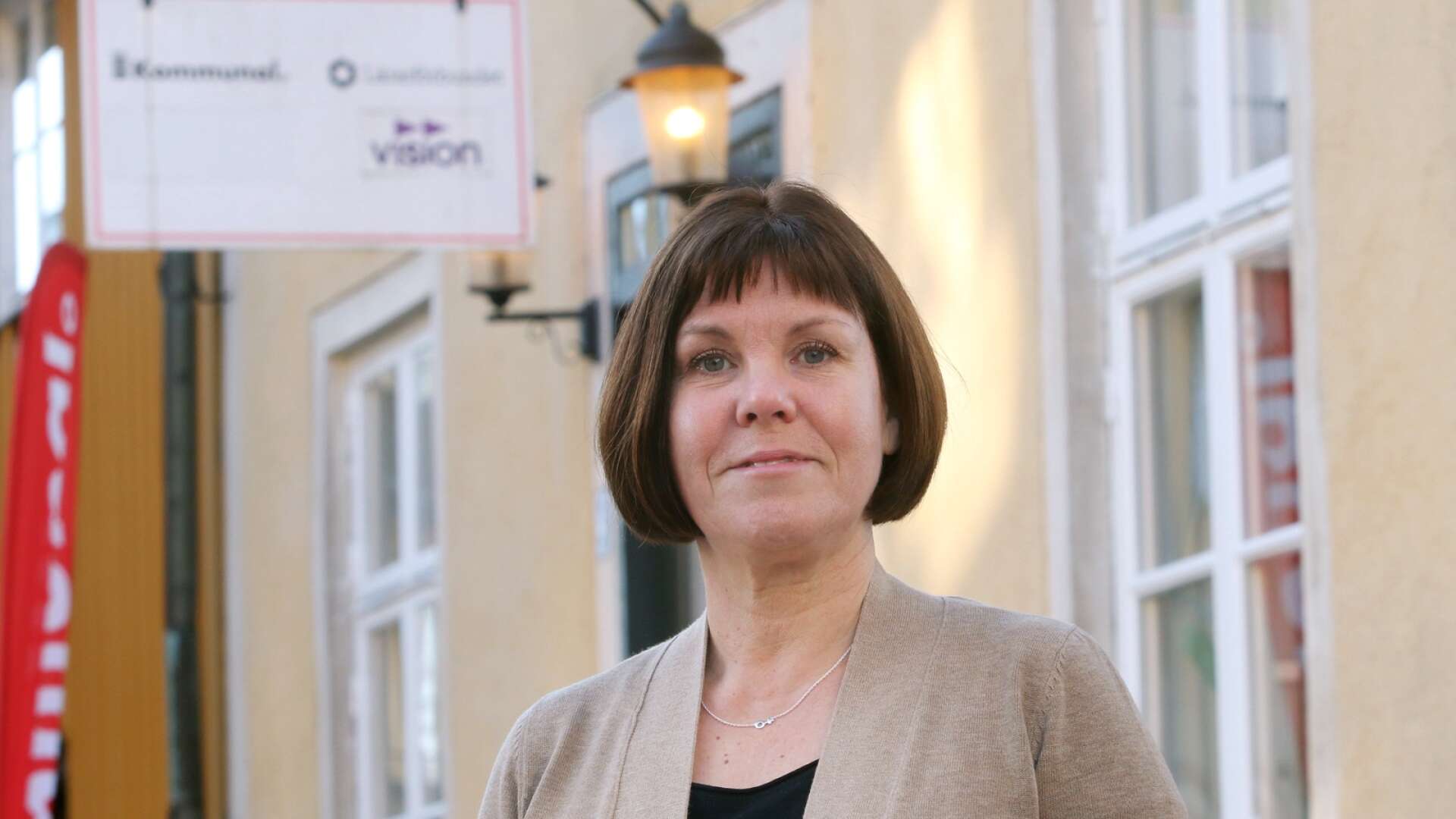 Lena Dahlstam, ordförande i fackförbundet Kommunal  i MTG-området, vittnar om en tufft arbetsmiljö för deras medlemmar inom äldrevården.