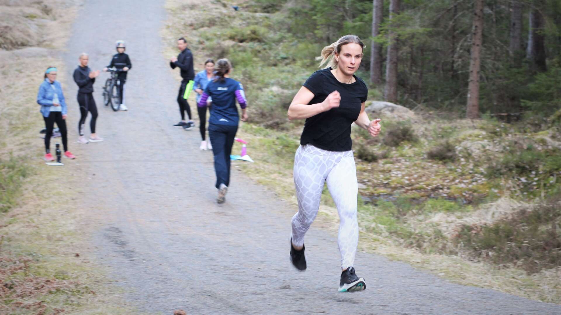 Ida Blom från Dals-Ed är en av deltagarna i löpargruppen i Åmål. Hon jobbar i Bengtsfors och brukar åka till träningen direkt efter jobbet. 