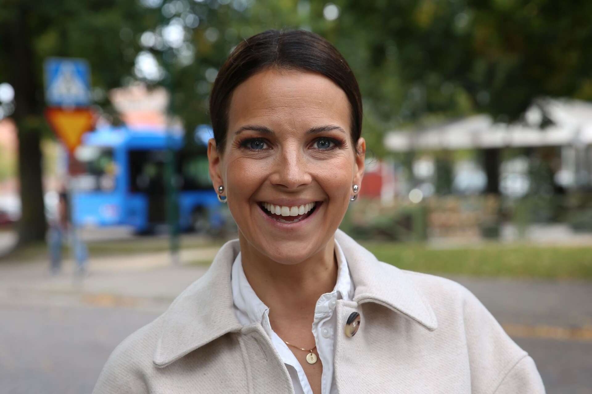 Malin Olsson är programledare i Vem bor här? ”Hon är som i tv-programmet, man blir glad av henne”, säger Annette Andersson.