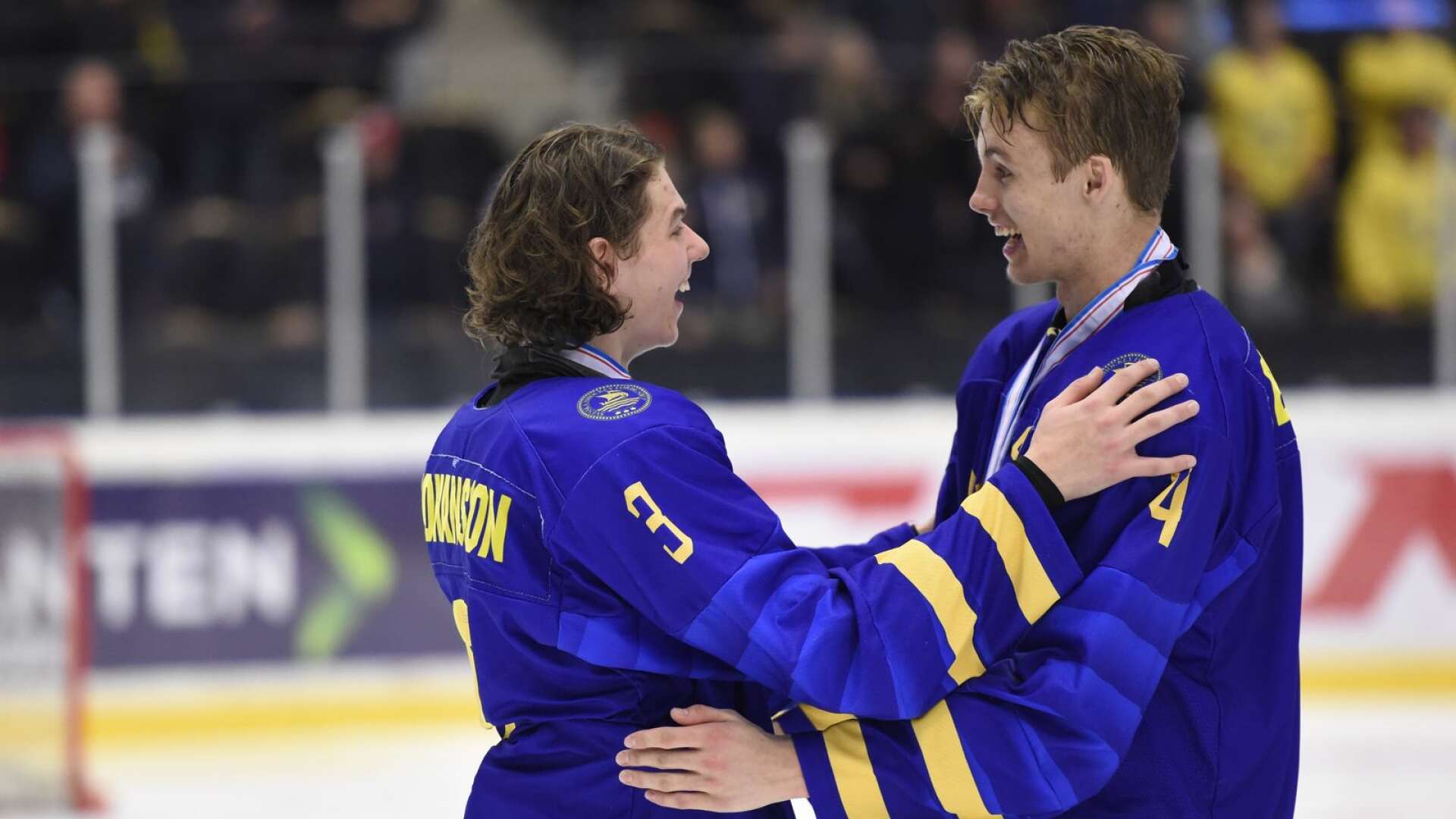 Albert Johansson och Philip Broberg efter att ha bärgat ett historiskt svenskt guld i U18-VM i april. Båda förväntas gå tidigt i draften.
