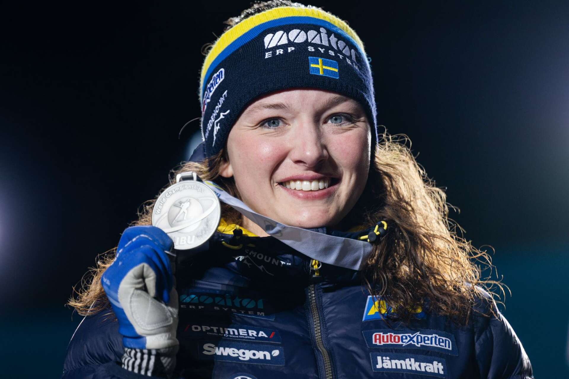 Persson med silvermedaljen från distansloppet på VM.