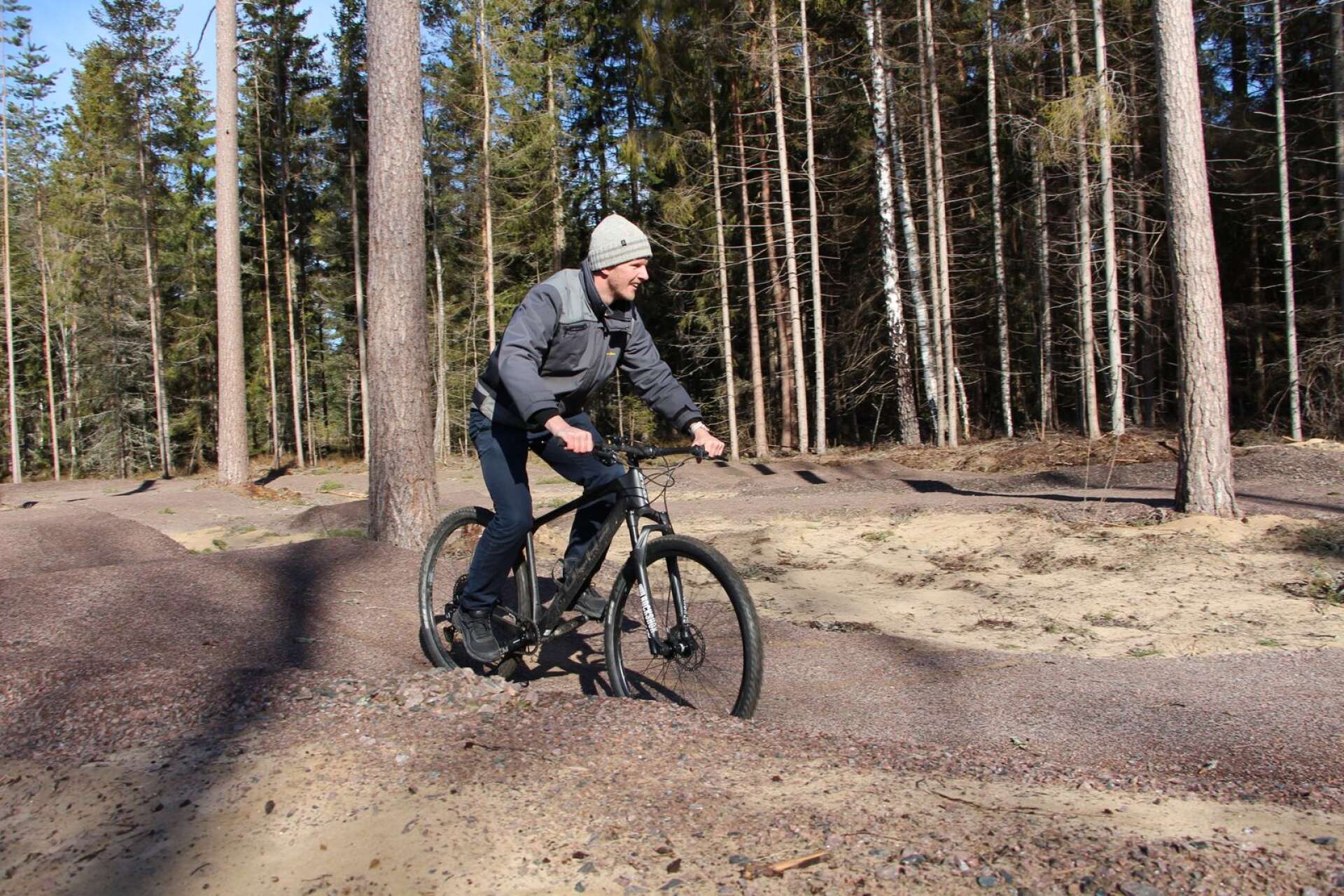 Här testar David Nordentjell den nya cykelparken som håller på att byggas vid aktivitetsområdet.