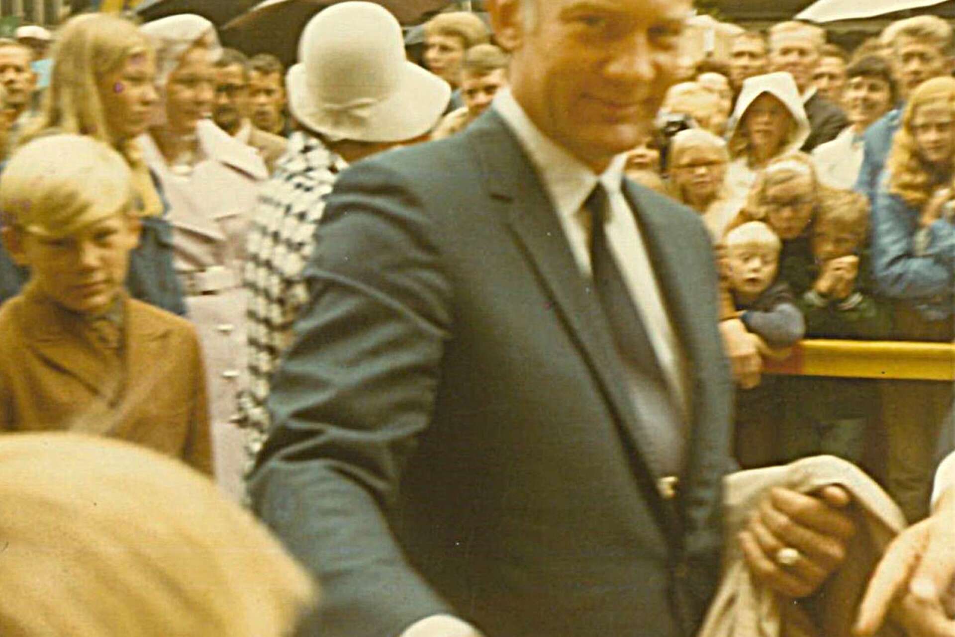 Buzz Aldrin sträcker fram handen till Jan Persson under sitt besök i Karlstad 1970. Lyckan var total.