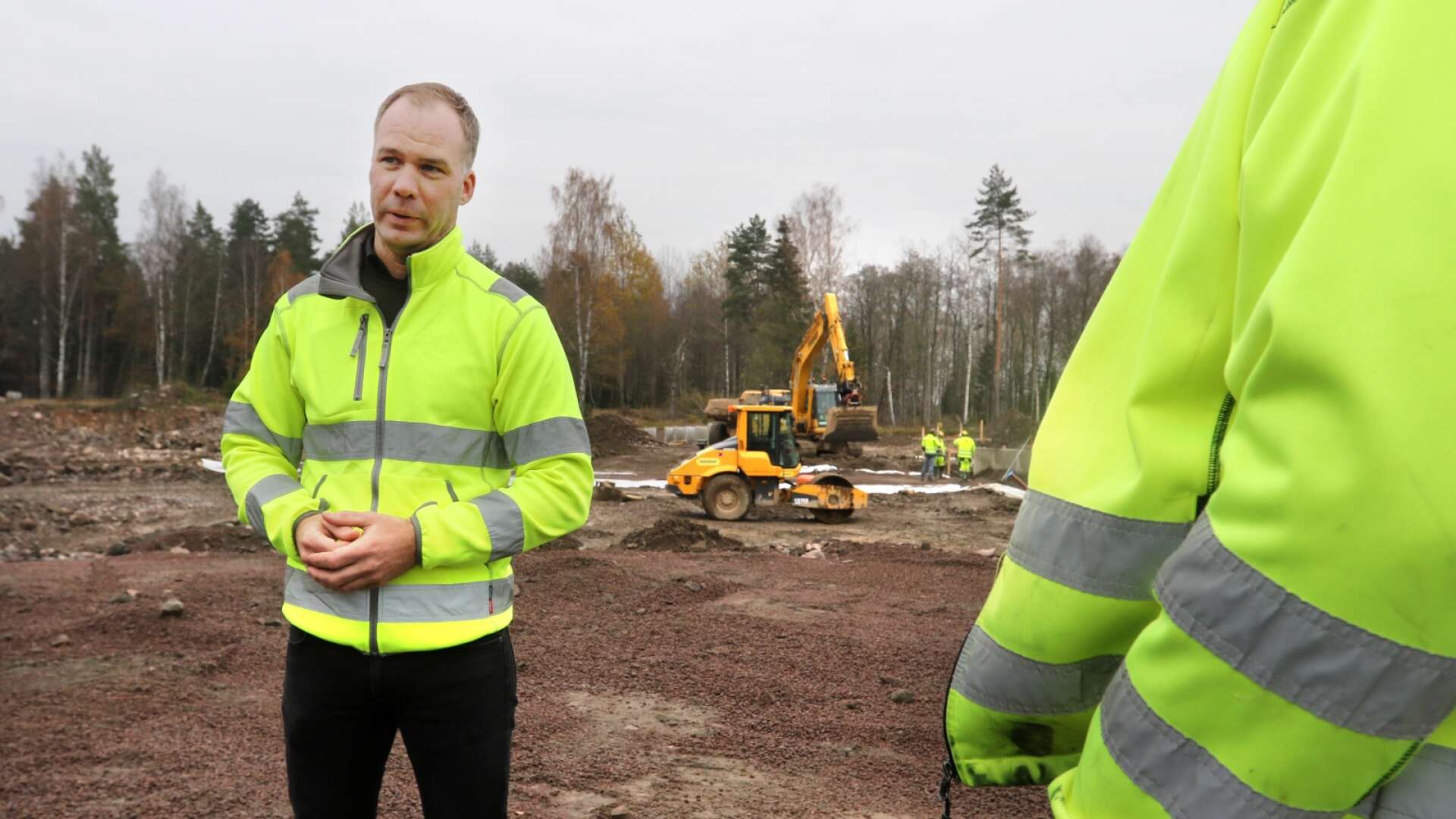 Entreprenören Carl-Henric Bergqvist bygger en ny lastbilsterminal för Ahlsells vid Sandbäcken. Även XR logistik kommer att hyra en del av lokalerna. ”Det är en viktig pusselbit i vår satsning för att växa”, säger XR logistiks vd Christian Helgesson.