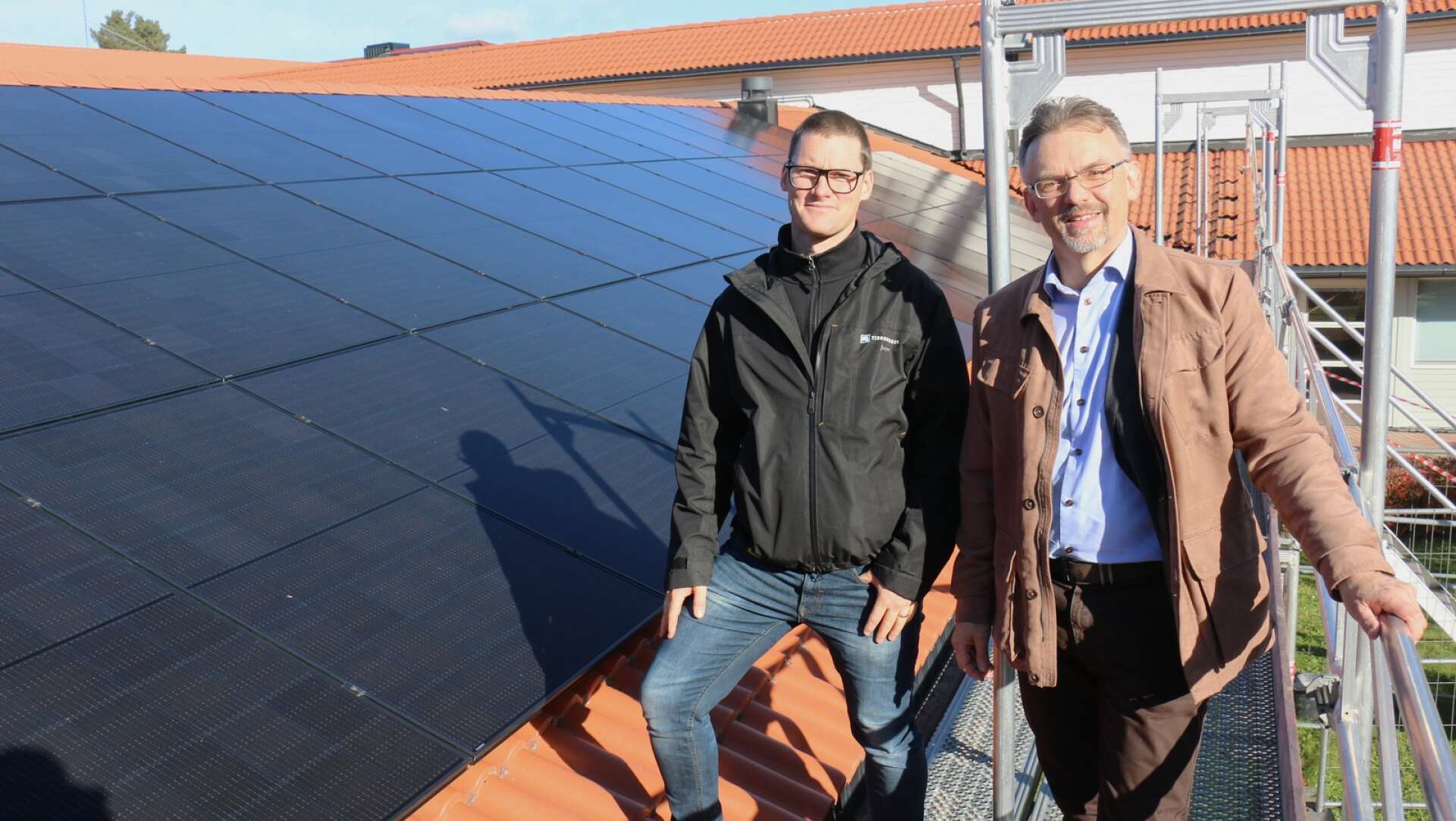 Solenergin kommer att tas tillvara av kommunhuset och vårdcentralens verksamheter, menar Jesper Sjöholm och Morgan Arvidsson.