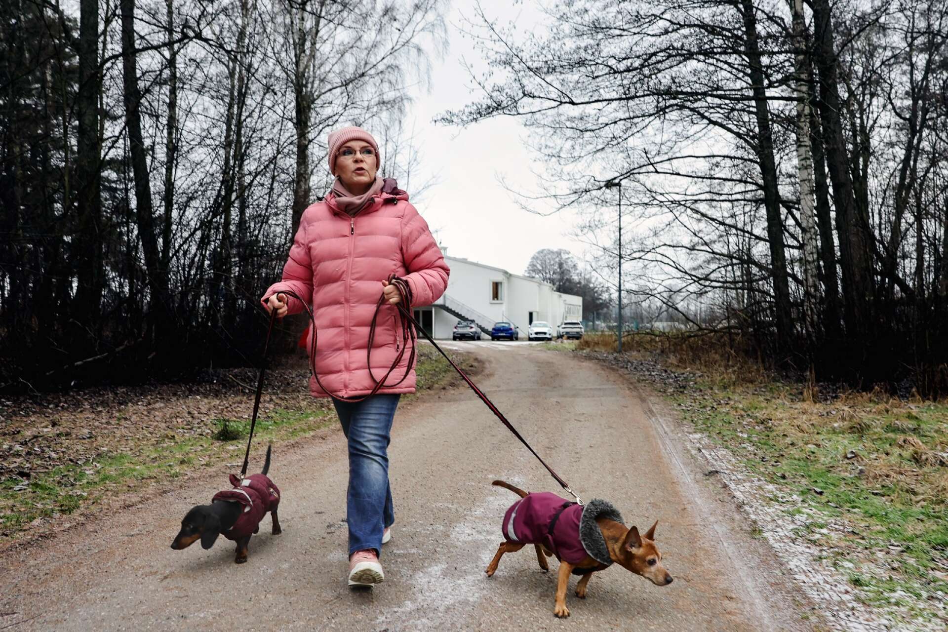 Therese Bonath, med hundarna Kompis och Strindberg, har inte vandrat längs livets enklaste väg.