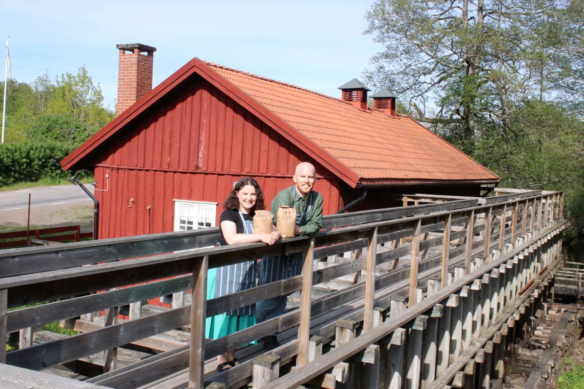 Anneli Svensson och Viktor Johansson drev kvarnkaféet i Tollebol även denna sommar.