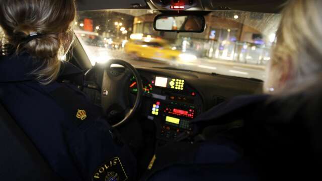 Poliser jagar en svarttaxi i Stockholm.