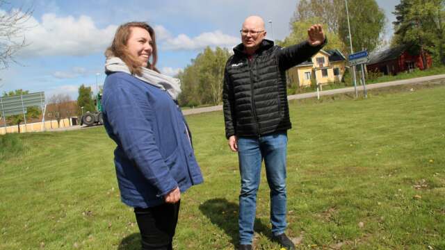 Nu börjar planeringsarbetet för att göra ängar av gräsmattor i Grästorps tätort. Kommunfullmäktige har sagt ja till Amanda Hellbergs förslag som Rune Pettersson är med och utvecklar.