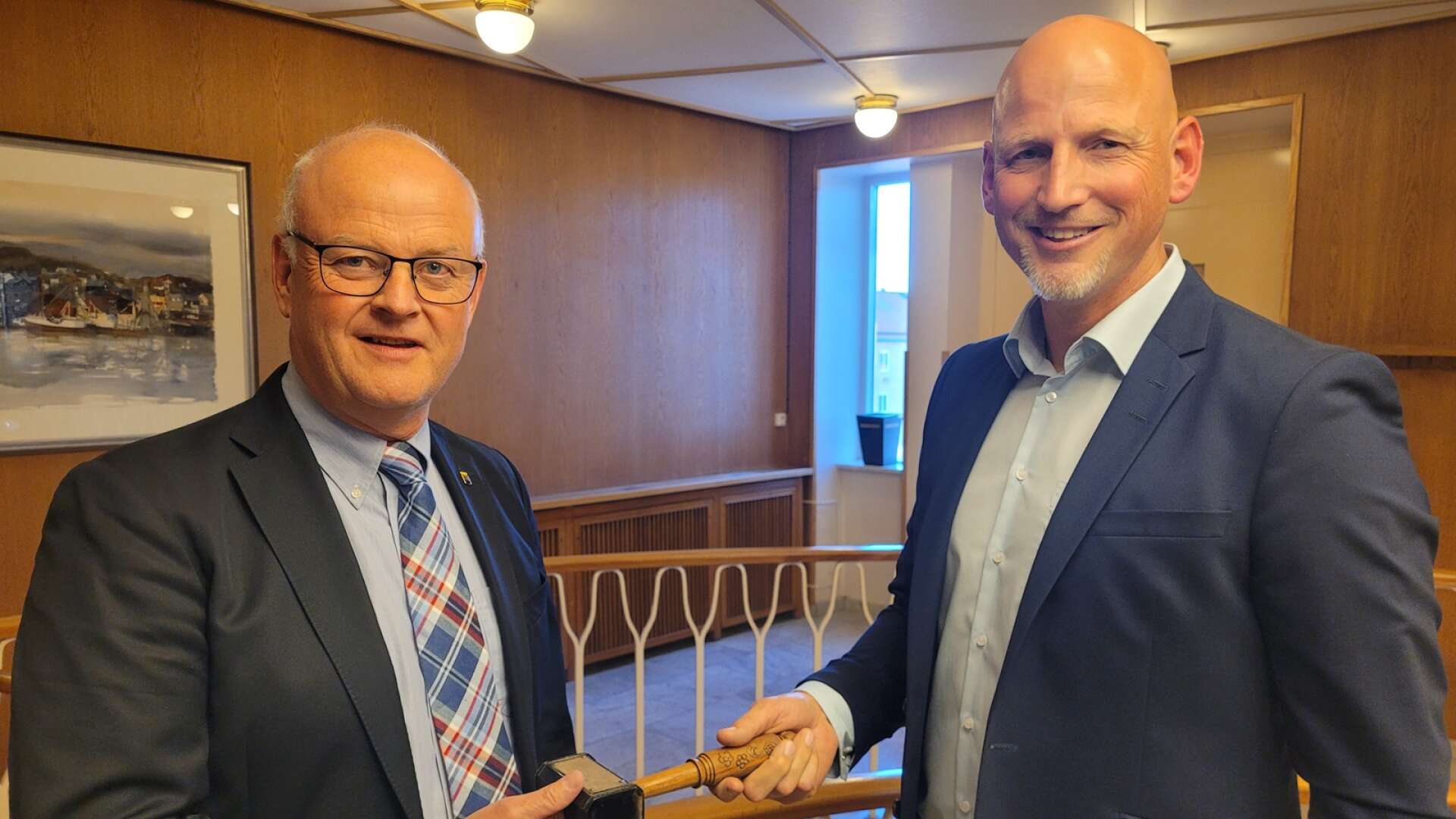 Dag Rogne lämnar över ordförandeklubban till Markus Bäckström som har blivit vald till Säffles nya kommunalråd.
