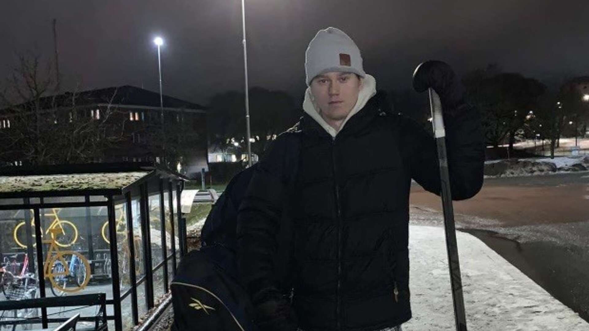 20-årige forwarden Linus Callenvik på väg mot Arlanda för ett utlandsäventyr med Bradford Bulls i Kanada.