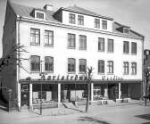 Vid Östra Storgatan låg Gerdins herrekipering vid sidan av Karlströms skoaffär. Till Gerdins gick man en gång också för att köpa förköpsbiljetter till Sporthällas läktare när Sifhälla var i näst högsta serien.