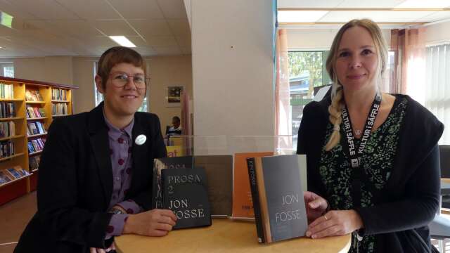 Jon Fosse är årets nobelpristagare i litteratur. Bibliotekarierna Annika Wahlström och Linda Loberg ställde fram de böcker som fanns på Säffle bibliotek. 