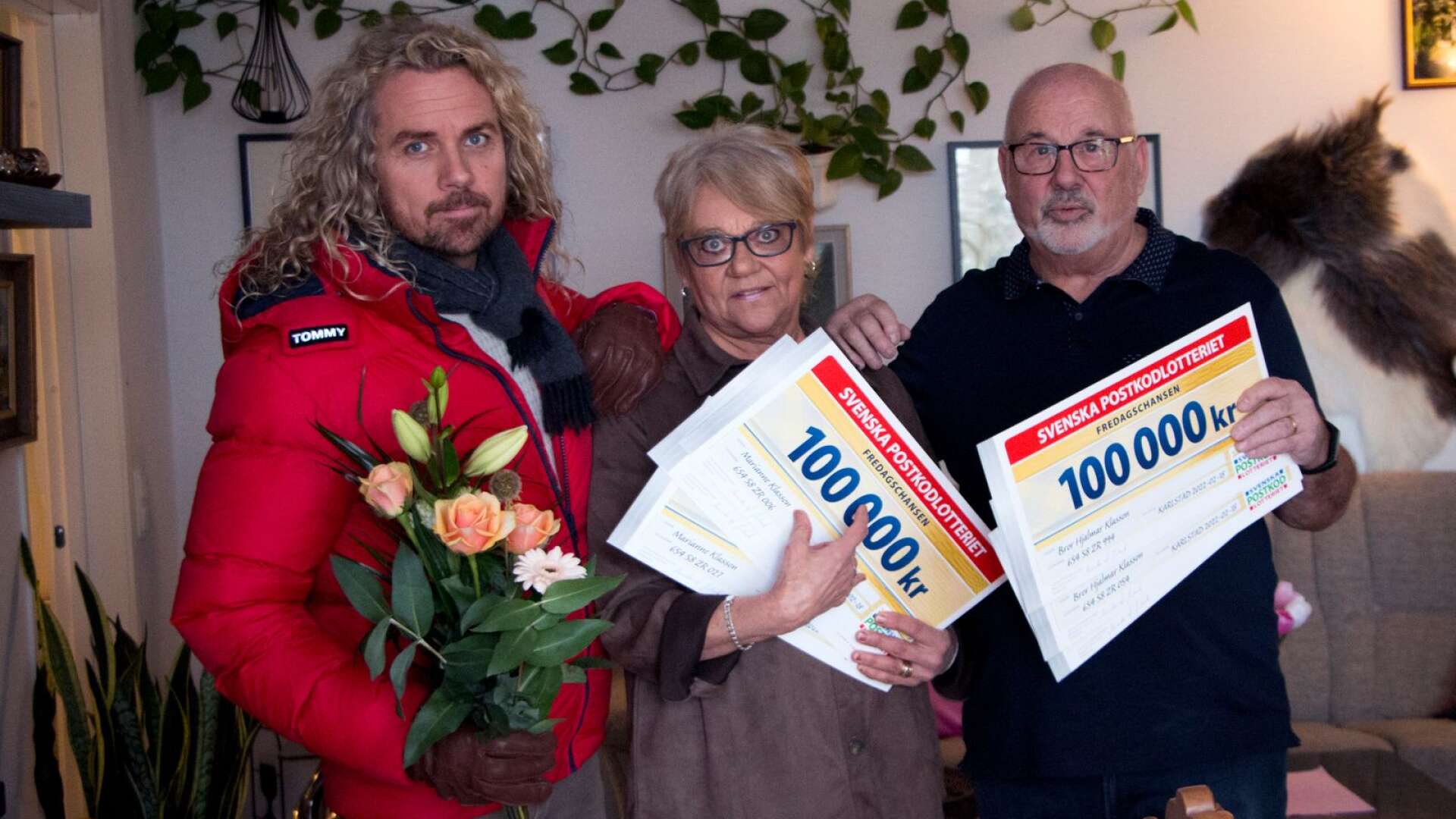 Christian “Kicken” Lundqvist delade ut totalt sju checkar á 100 000 kronor till Marianne och Bror Claesson. 