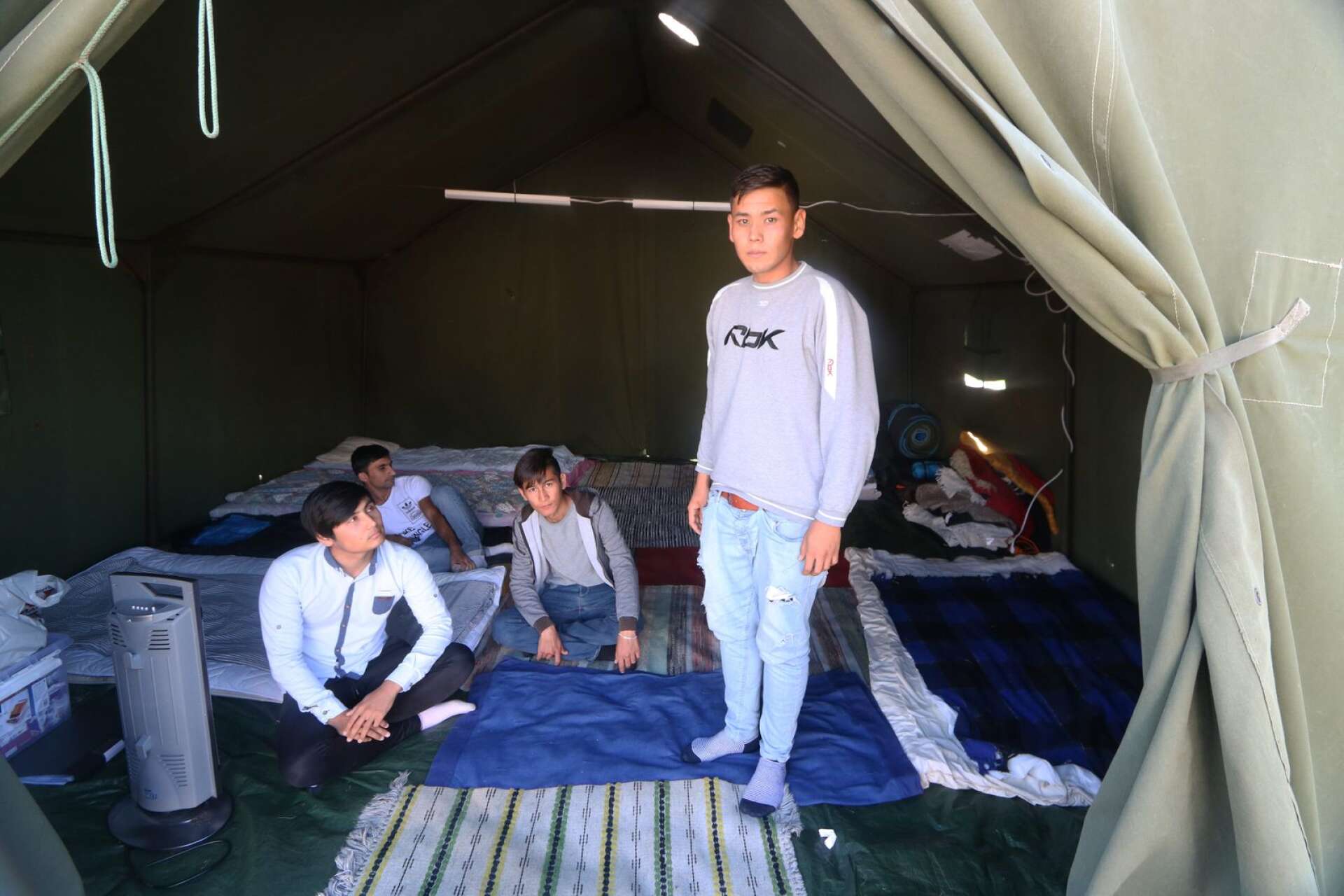 Ensamkommande ungdomar som levde i ovisshet i väntan på svar från Övermigrationsdomstolen och tvingades bo i tält sommaren 2018. 