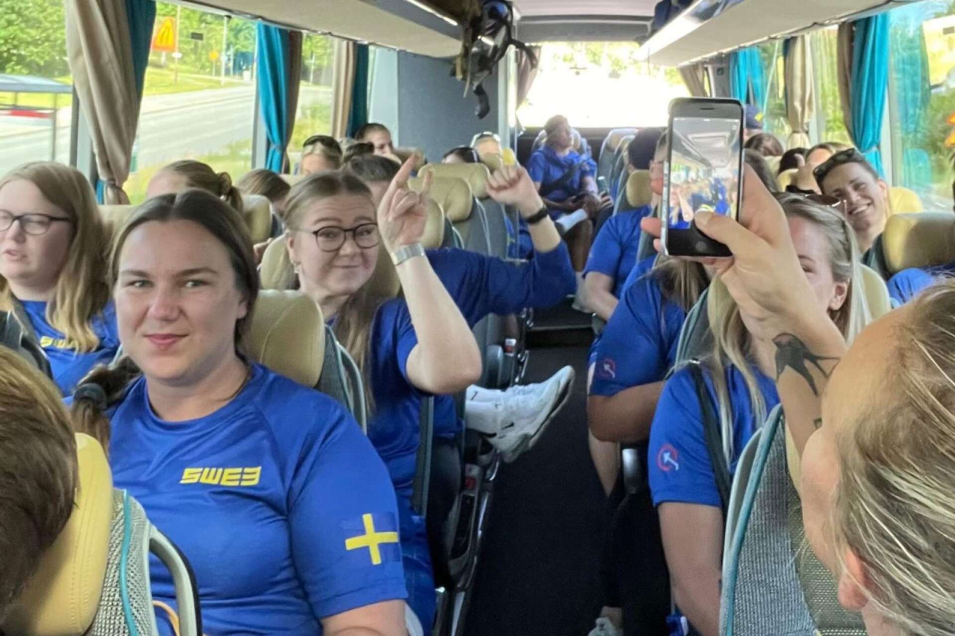 Det svenska laget laddar på bussen.
