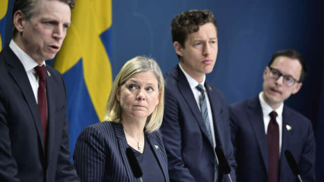 Finansminister Magdalena Andersson (S), Emil Källström, ekonomisk-politisk talesperson i Centerpartiet, och Mats Persson, ekonomisk-politisk talesperson i Liberalerna, presenterar nya budgetåtgärder med anledning av coronaviruset.