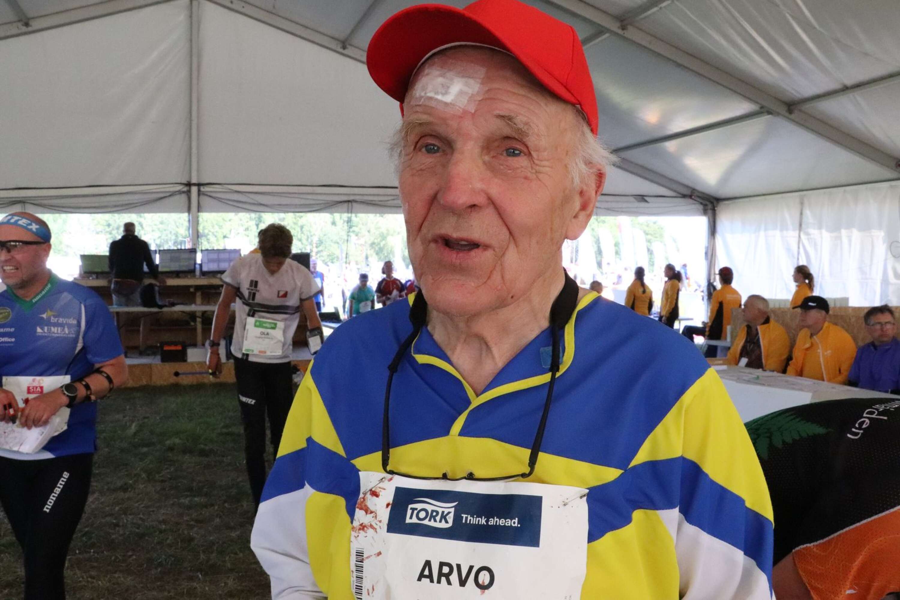 Arvo Hyvönen är Värmlands äldsta deltagare, fyller 90 år nästa gång. Han skaffade sig ett rejält sår i pannan på den tredje etappen efter att ha trillat på en sten, men att ge upp var inte att tänka på. På den fjärde etappen var han ute i skogen igen och letade kontroller.