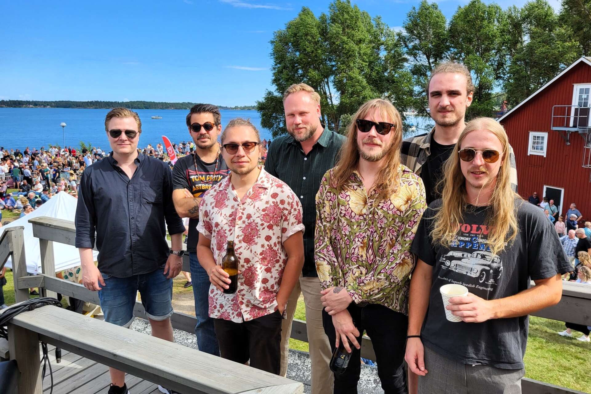 Lårkakas bandmedlemmar. Från vänster: Marcus Sämberg, David Bergström, Marcus Stålhandske, Kristoffer Ljung, Carl Höjdén, Marcus Åsberg och Johan Josephsen.