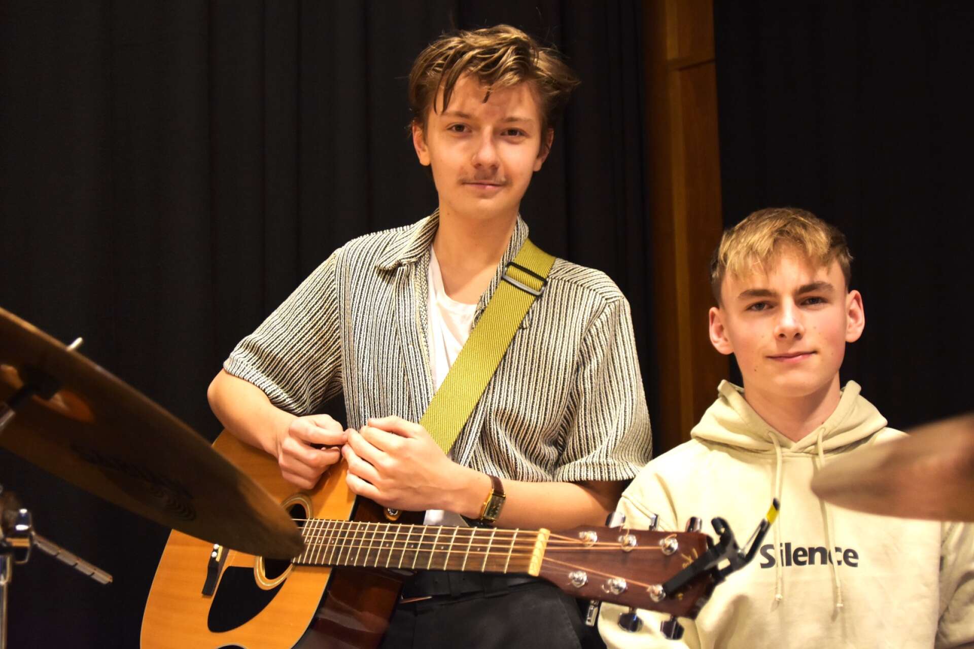 Alex Karlsson och Johann Kapplier, gör tummen upp för skolan och har riktat in sig på gitarr, sång, trummor samt Marimba som karaktärsämnen.