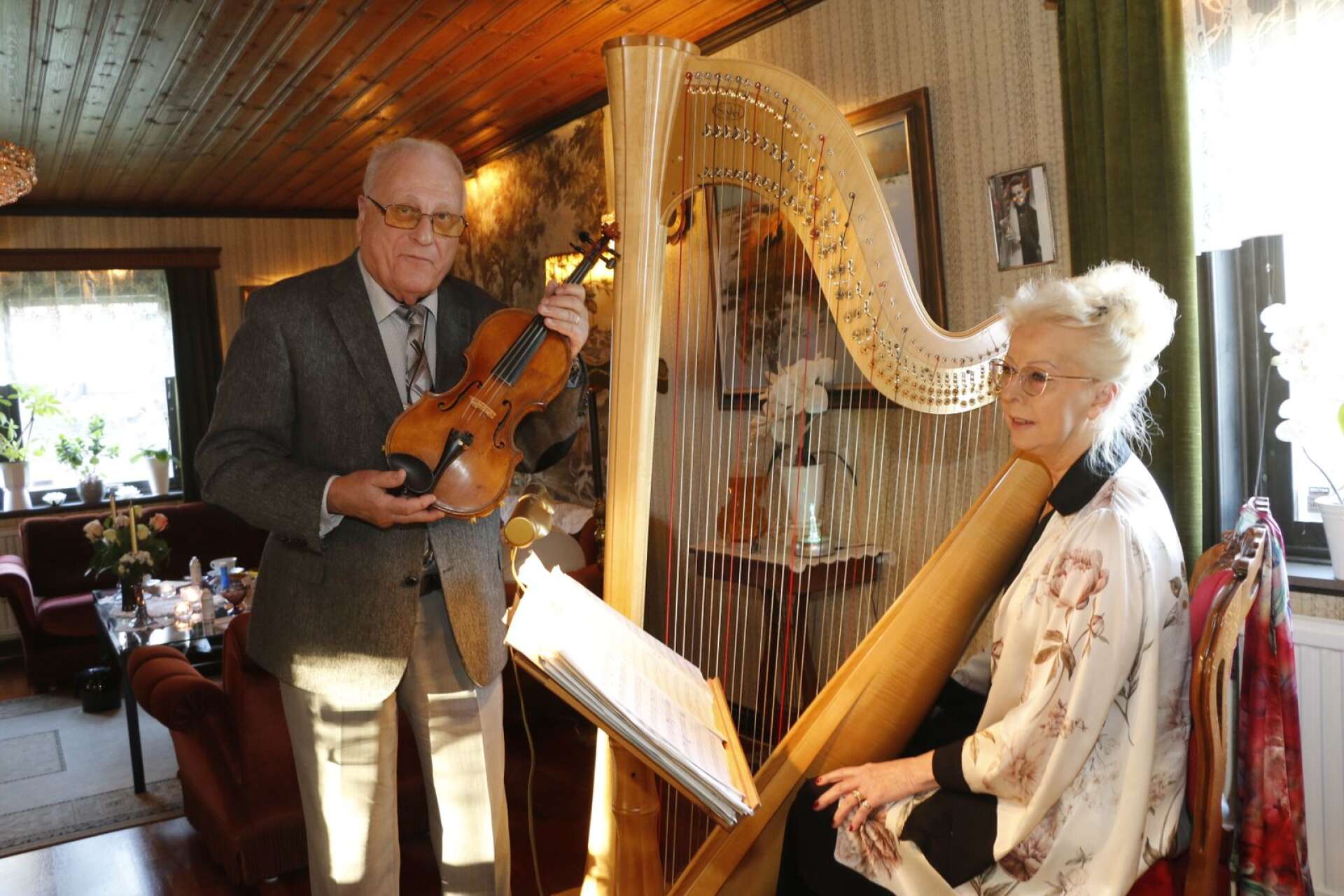 Bengt och Gunilla Steinert har många instrument i villan på Hammarö varifrån de även driver sitt företag.
