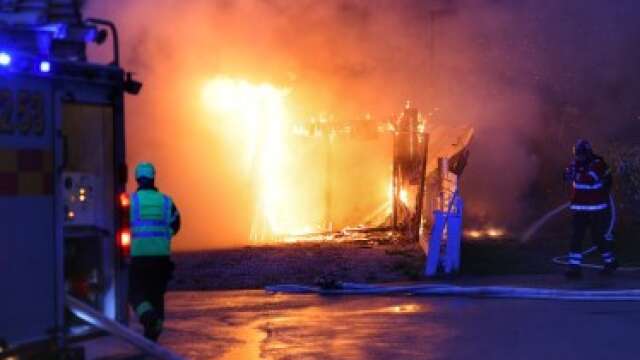 En garagebyggnad började brinna i Järpås under lördagskvällen. 