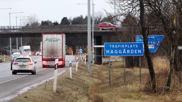 Det blir fortsatt blandad trafik på E20 förbi Mariestad. Att bygga en ny lokalväg blev kostsamt och kommunen och Trafikverket istället enas om att tillåta långsamtgående trafik på E20.