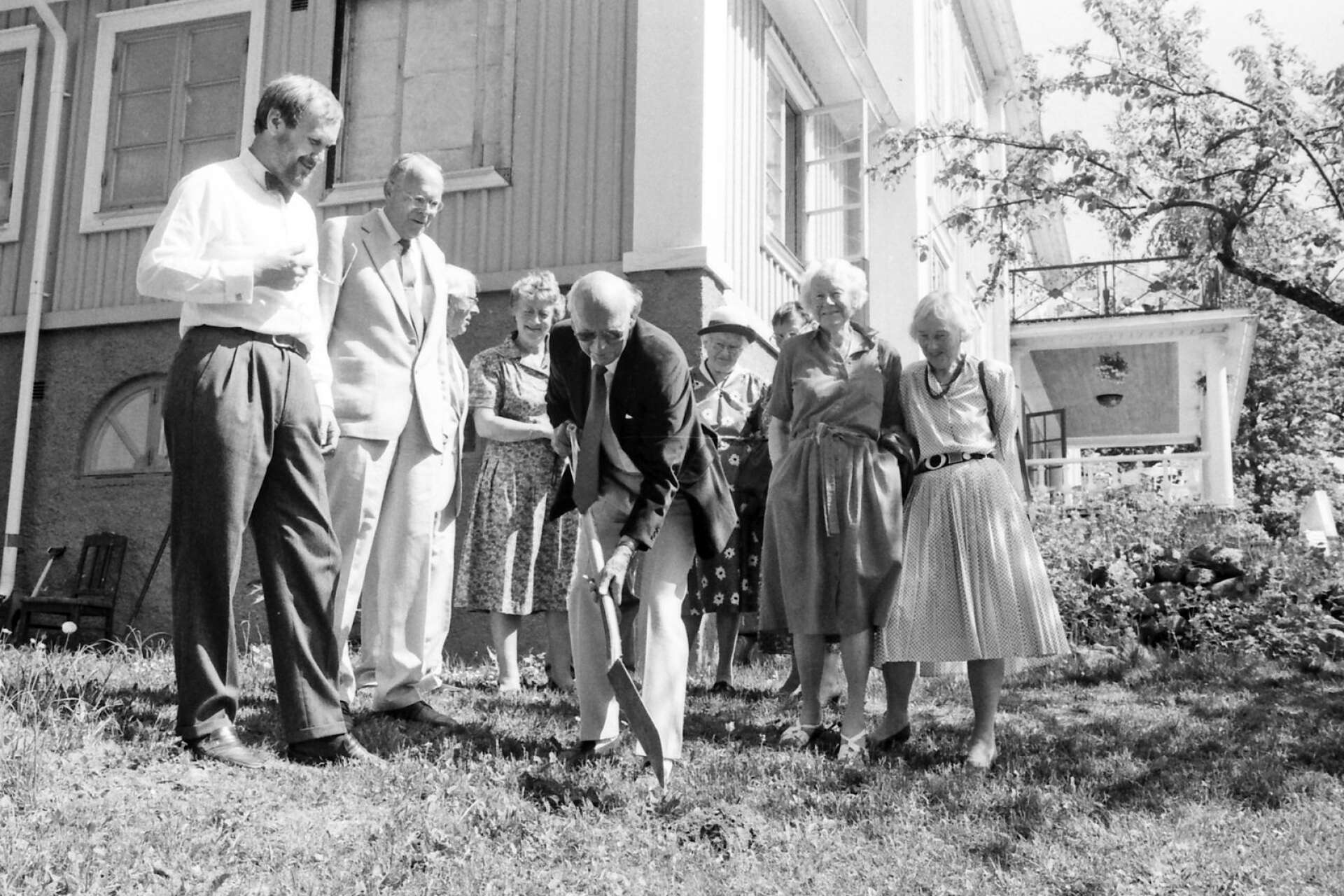När herrgården 1993 skulle få en tillbyggnad på östra gaveln fanns en rad företrädare för familjen Dyster-Aas på plats och fick också ta första spadtaget. Hans-Göran Järpegård längst till vänster övervakade det högtidliga tillfället.