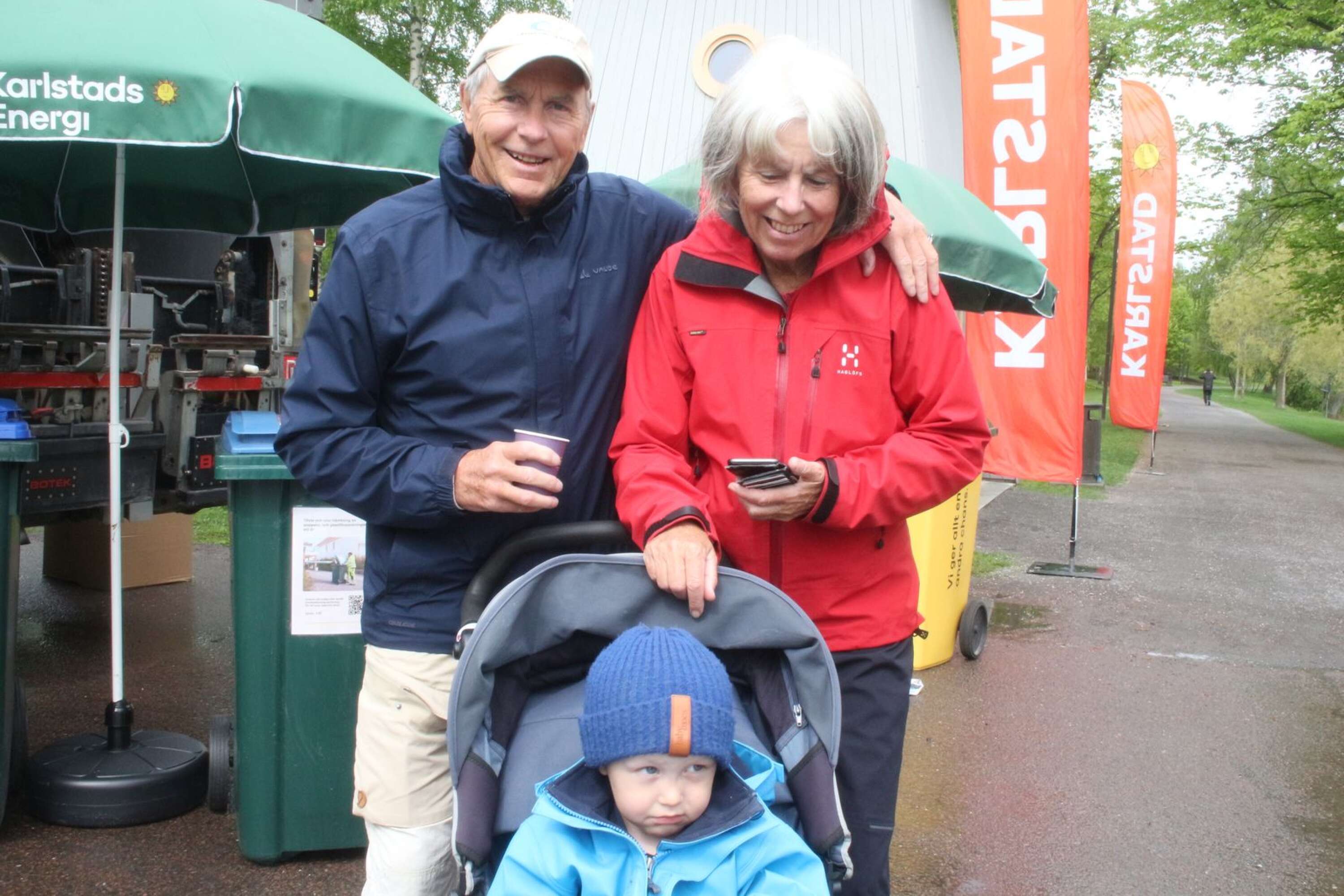 Ulf och Christina Karlsson med barnbarnet Gusten Hellstrand skulle gå tipspromenaden. 