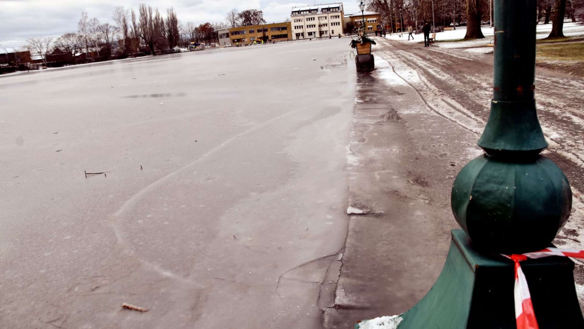 Frö drygt tre år sen sattes skyddsbarriärer upp vid Kattviken för att förhindra översvämning. Nu stiger vattennivåerna igen, men: ”Inget exceptionellt”, säger kommunens säkerhetssamordnare Amanda Bäckström. 