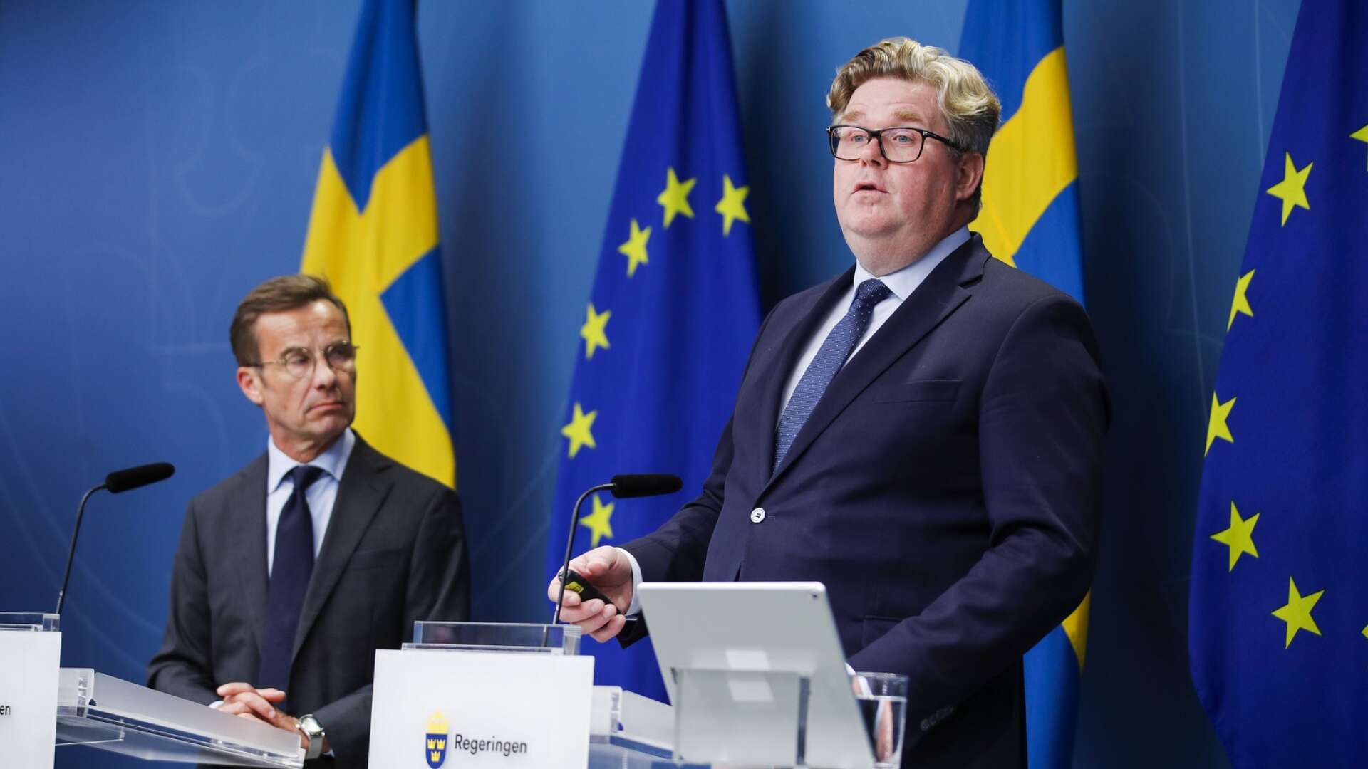Statsminister Ulf Kristersson (M) och justitieminister Gunnar Strömmer (M) på måndagens pressträff.