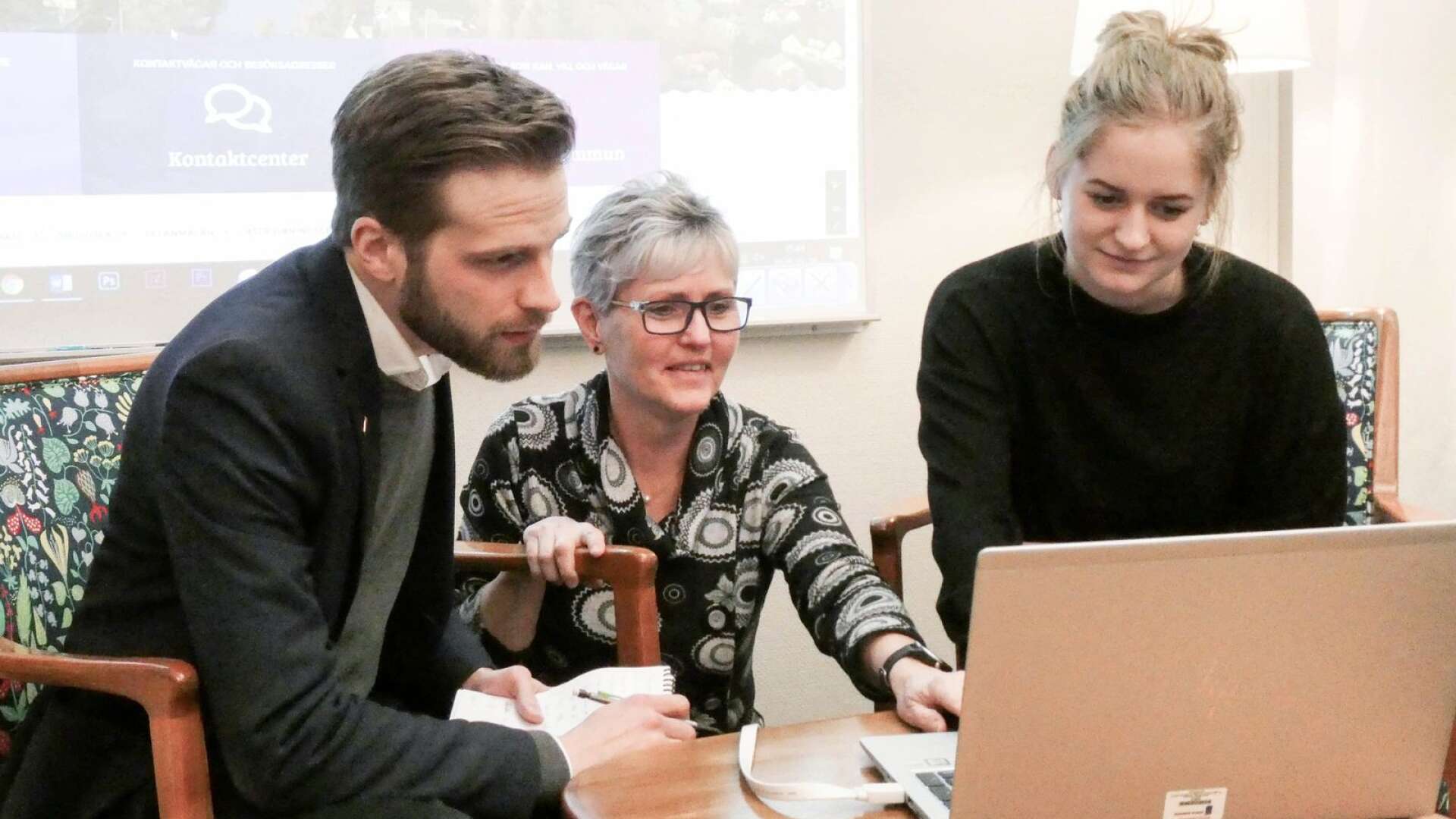 Johan Österman, kommunikationsansvarig, Maria Olsen, webbkoordinator, och Sara Vintfjärd, kommunikatör gläds över framgången för kommunens webbplats.