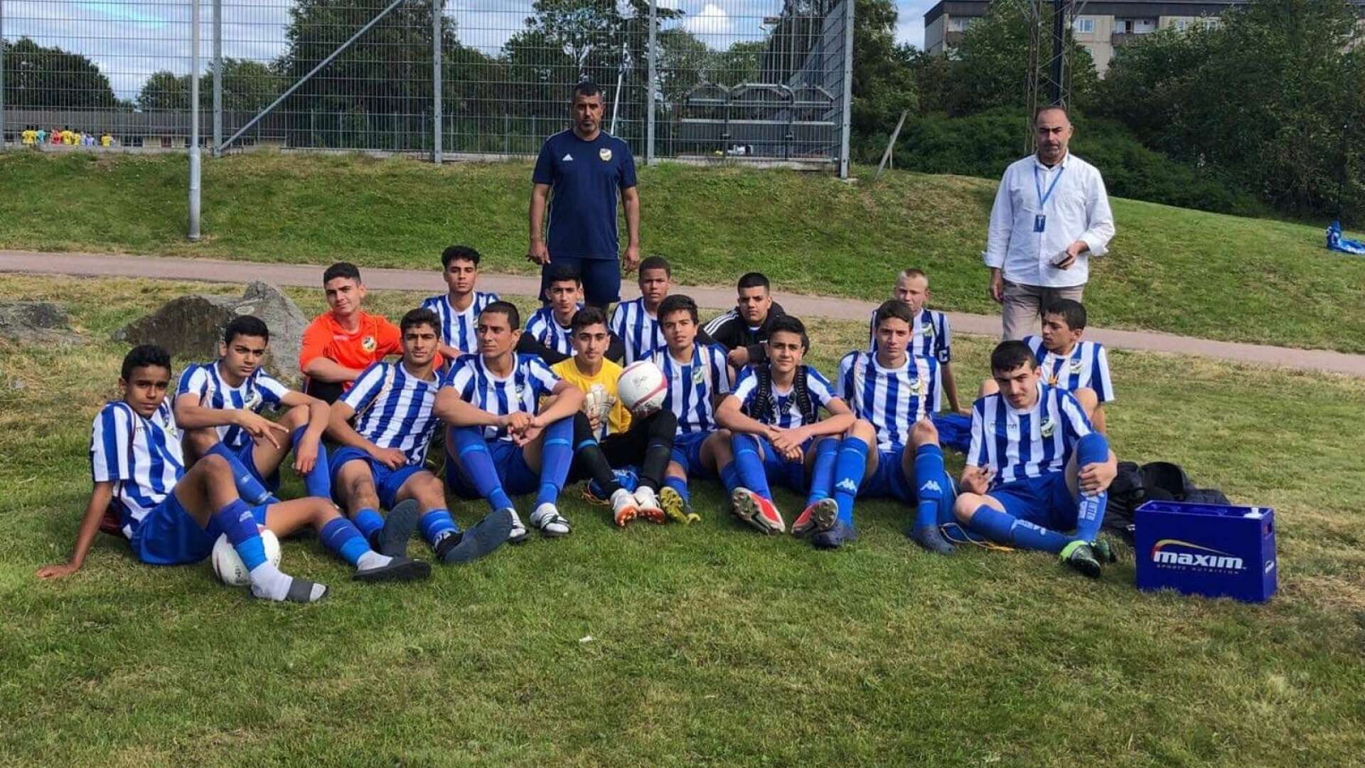 Hassan Al Dousari (sittandes längst till vänster) blev matchvinnare igen när IFK Åmåls P04 tog sig vidare i Gothia Cup-slutspelet.