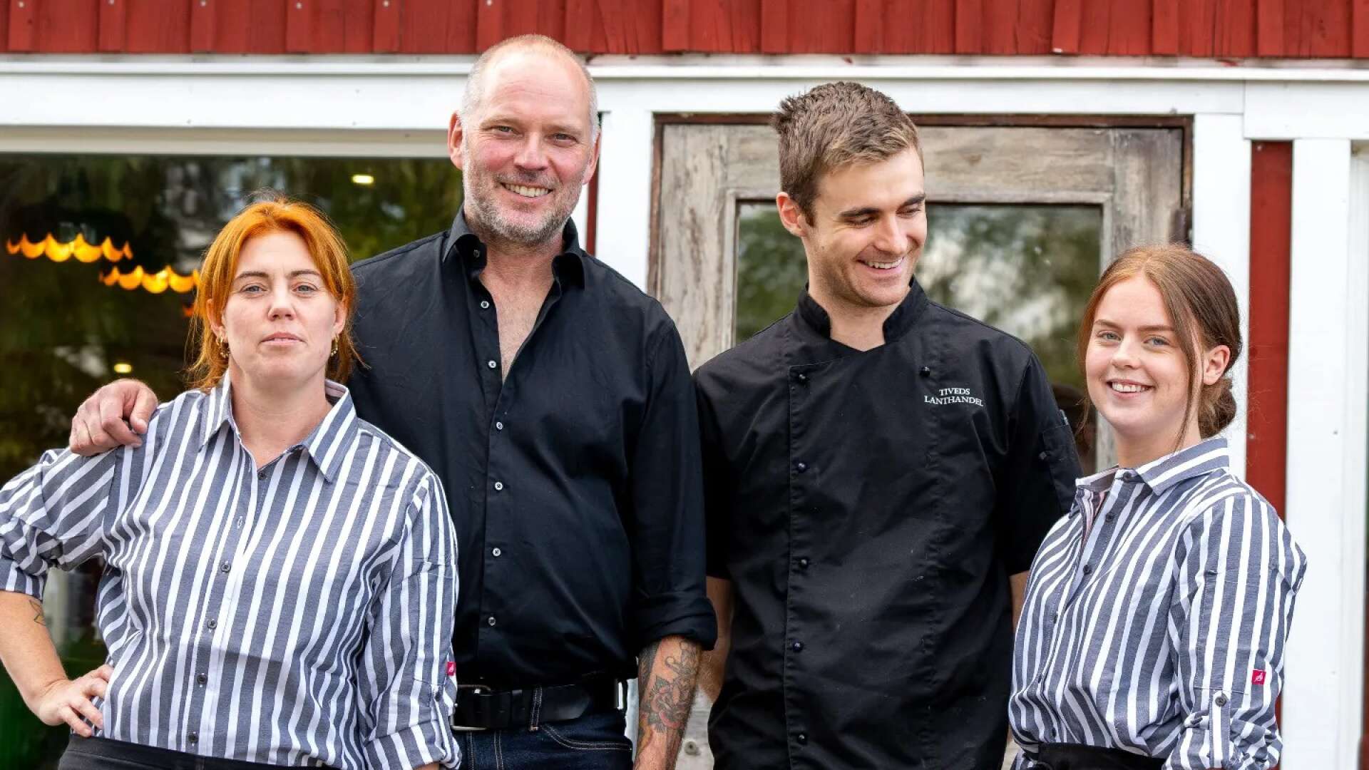 Mia och Joacim Cleryd med kökschefen Erik Hohmann Svensson och hovmästaren Moa Eriksson.