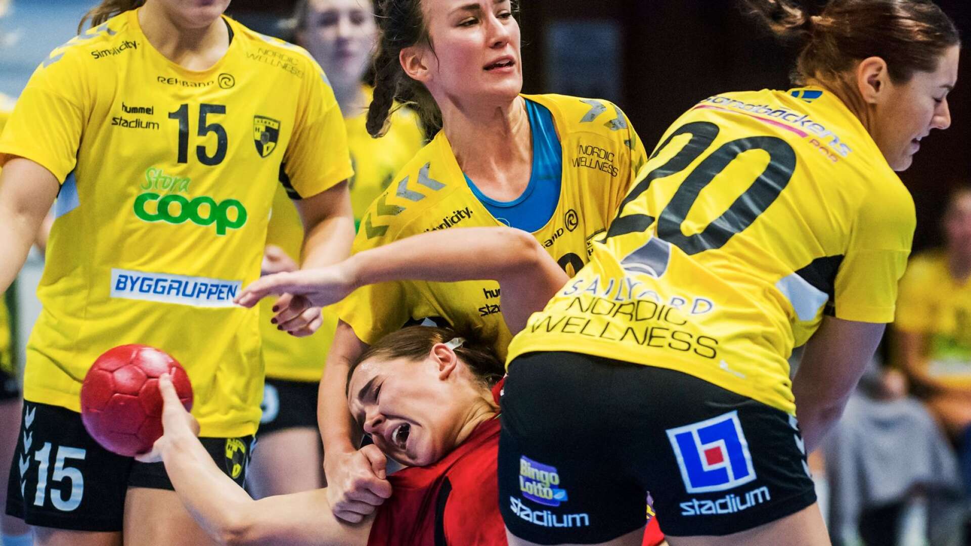Gulklädda Kärra var ett av lagen som Hellton ställdes mot förra säsongen i allsvenskan. Nu är två spelarna aktuella för en flytt till Karlstadslaget. 