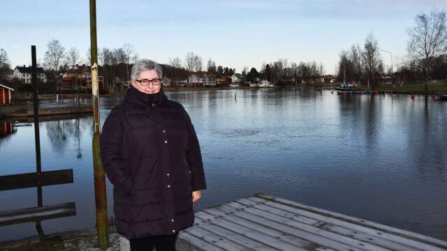 Lotta Lundh vid Fryken, sjön där hennes senaste deckare tar sin början.
