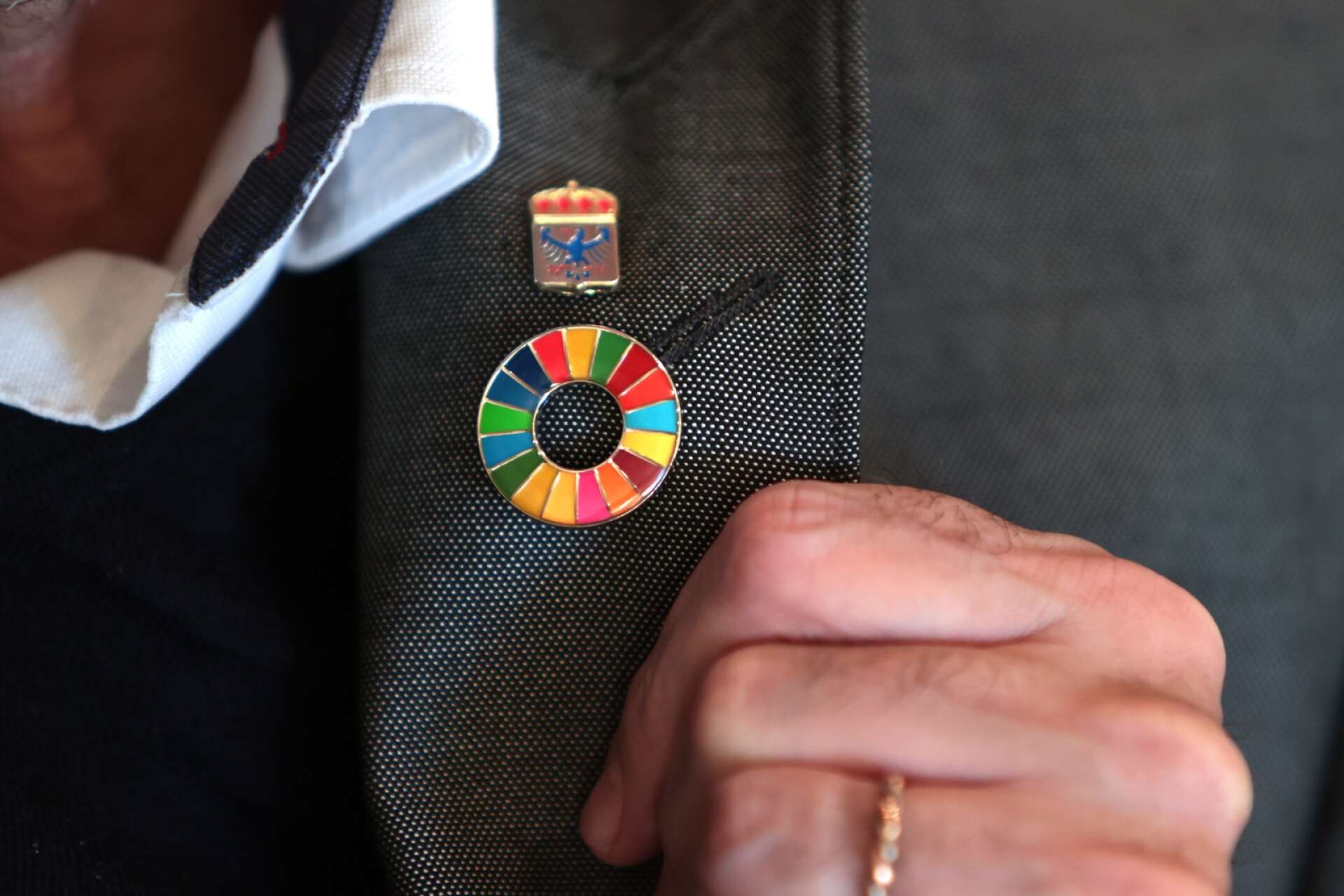 Georg Andrén bär ofta den pin som symboliserar Agenda 2030.