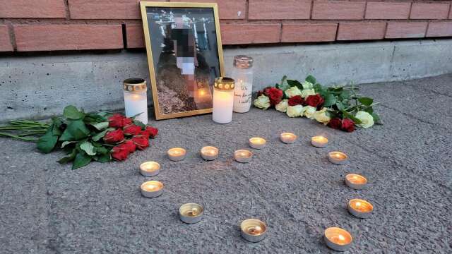 Vänner till den avlidne mannen arrangerade en minnesplats på Drottninggatan i Karlstad.