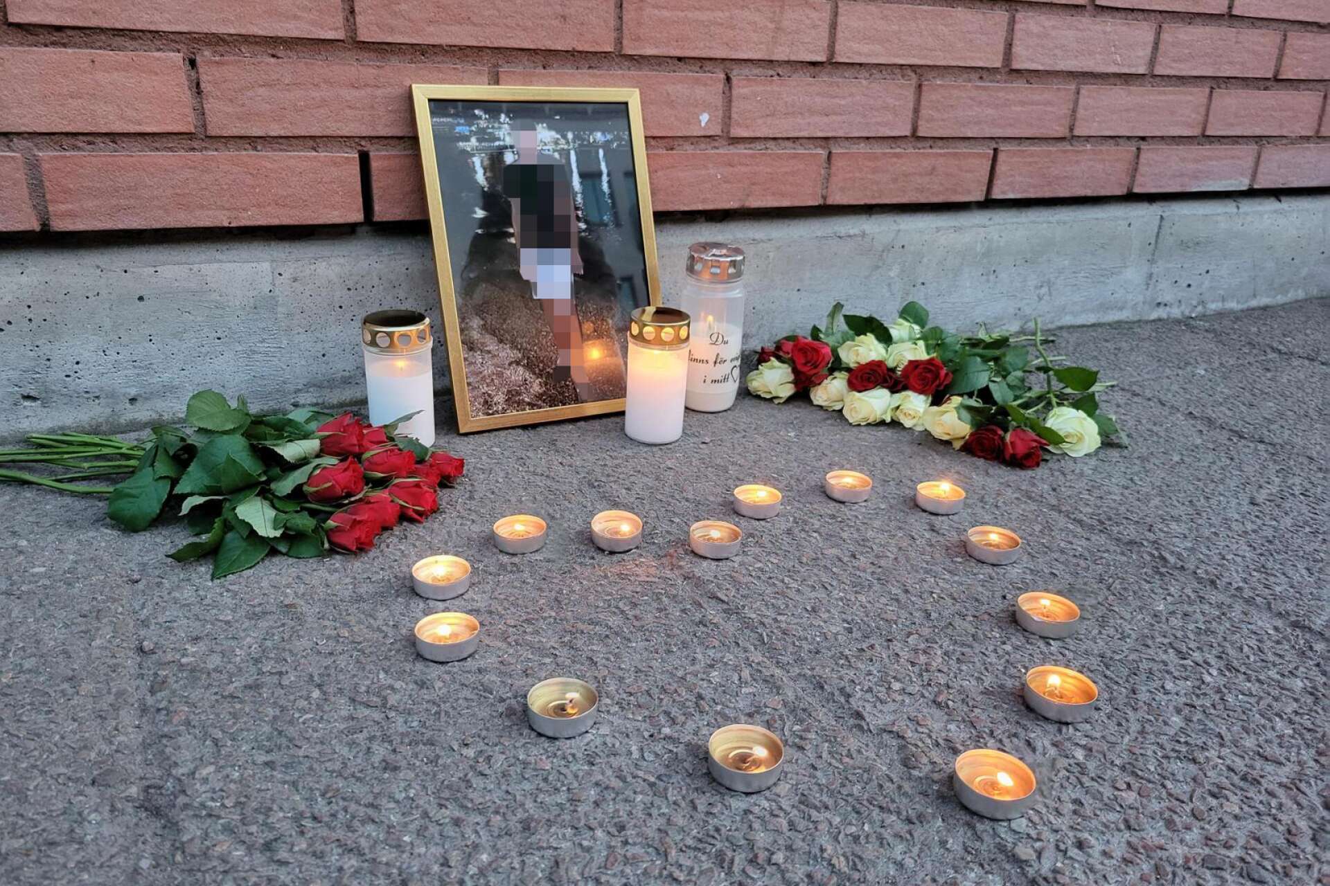 Vänner har lagt ner blommor och tänt ljus på platsen i centrala Karlstad där den 20-årige mannen mördades.