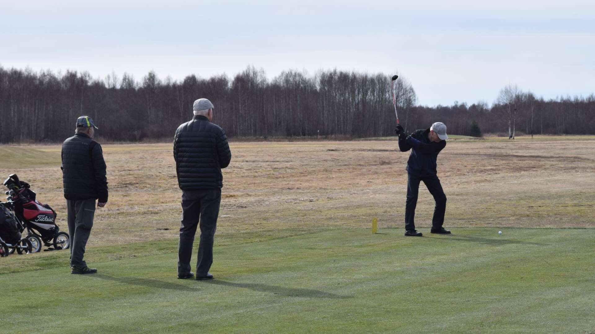 Vår! Olov Lundin öppnade golfsäsongen på Sommarro GK med premiärslaget klockan 12 på skärtorsdagen.