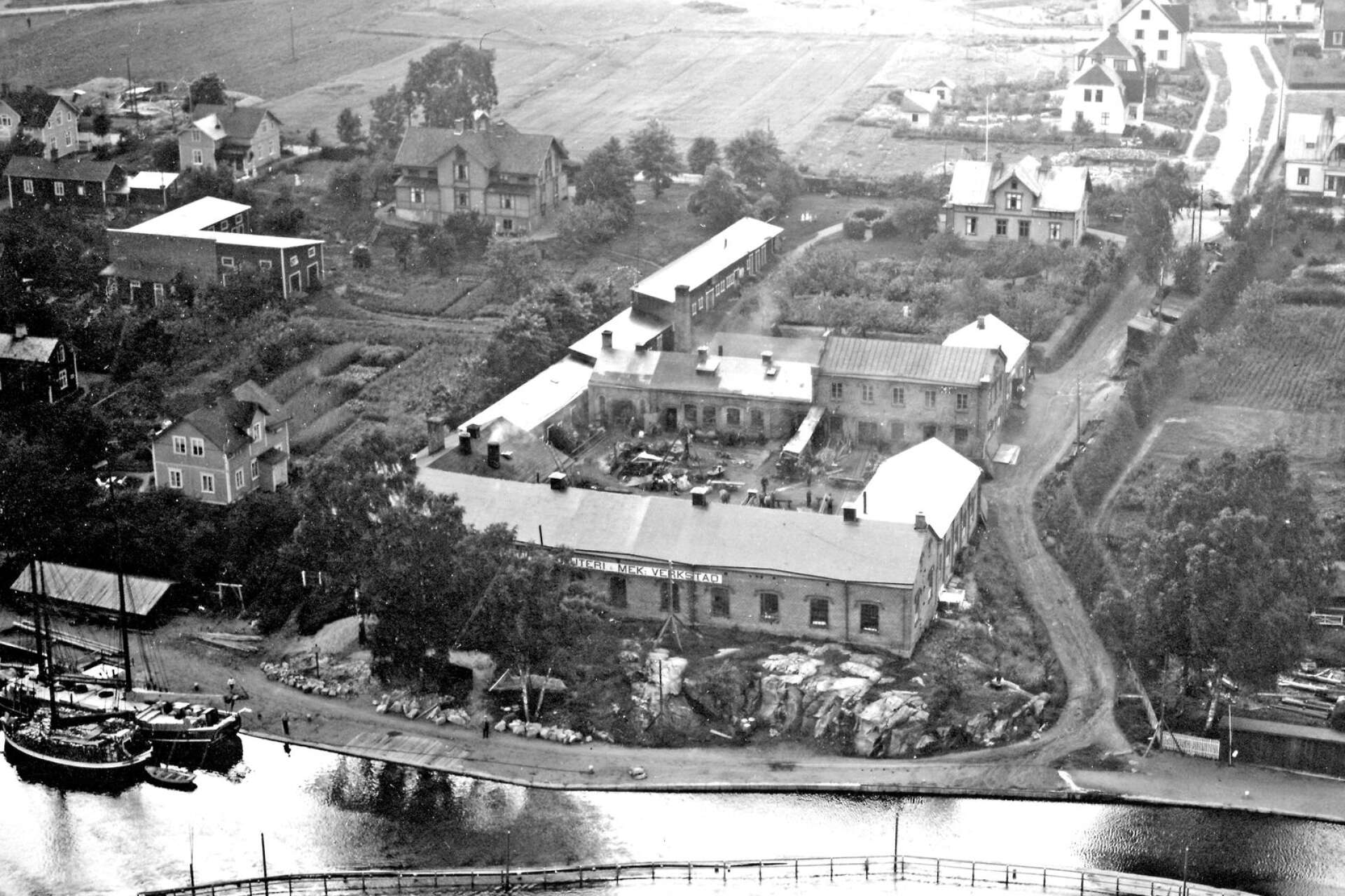 Säffle Gjuteri &amp; Mekaniska Verkstad byggdes 1894 långt innan Säffle gårds stora markområde såldes till Säffle köping. Bilden visar hur fabriken såg ut 1927. Snett till vänster ovanför gjuteriet ser man Willan, som har fått ge namn åt hela området.