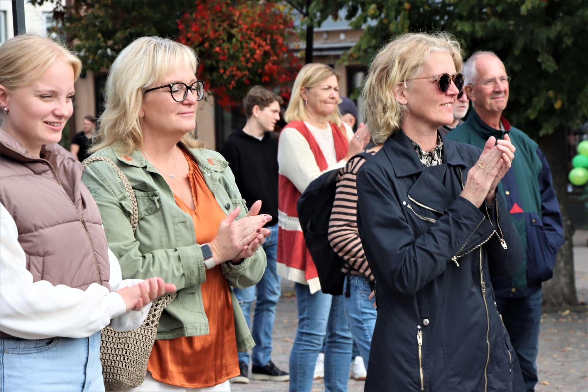 Publiken uppskattar det de ser och hör på Kulturkollision i Karlskoga centrum.