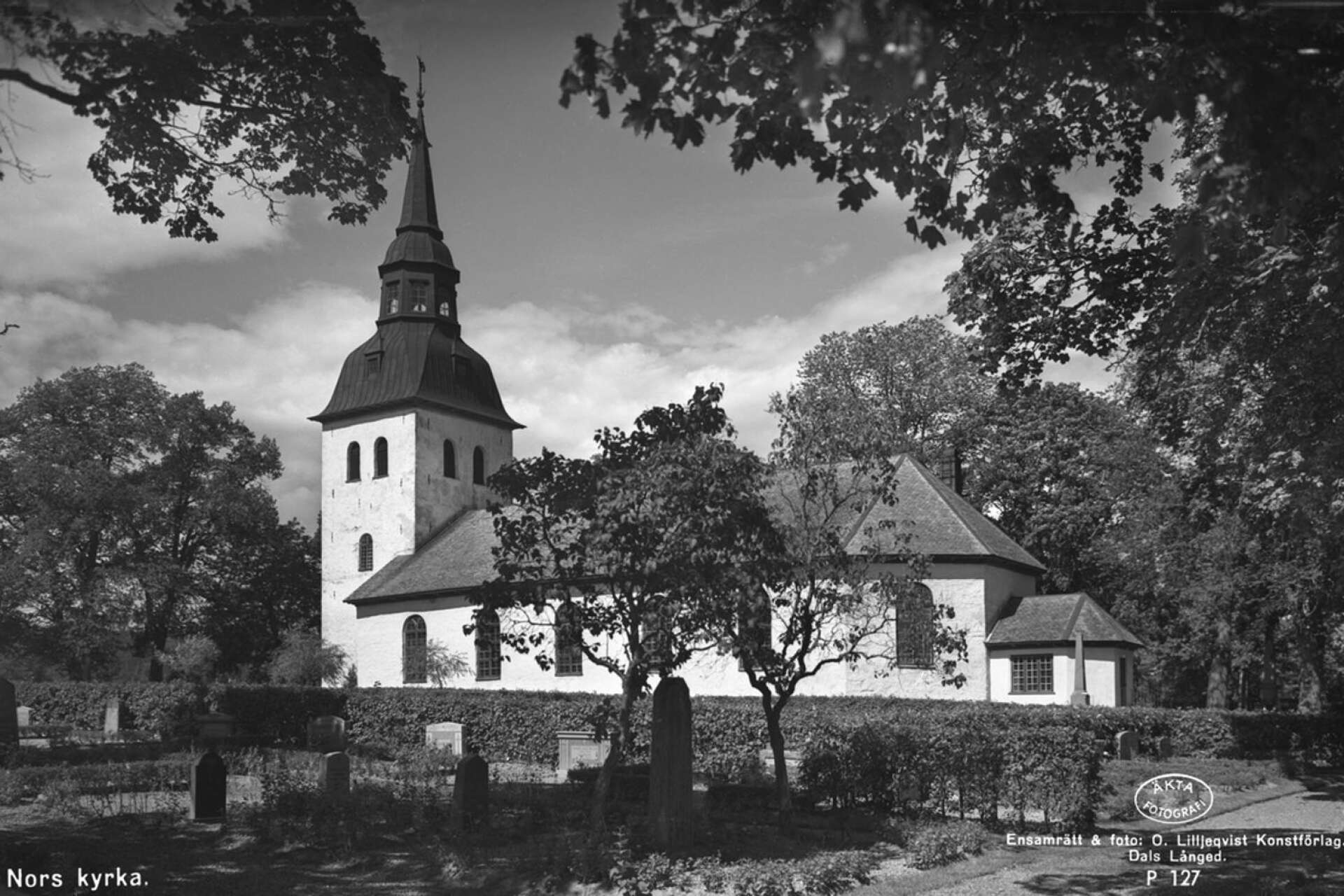 Nors kyrka i Vålberg byggdes på medeltiden i sten och låg norr om nuvarande plats, närmare Norsälven. Dagens kyrkobyggnad uppfördes 1796–1798 efter ritningar av arkitekterna Johan Georg Reincke och Jacob Wulff. Även här har renoveringar och tillbyggnader skett i omgångar. Bilden är tagen 1956.