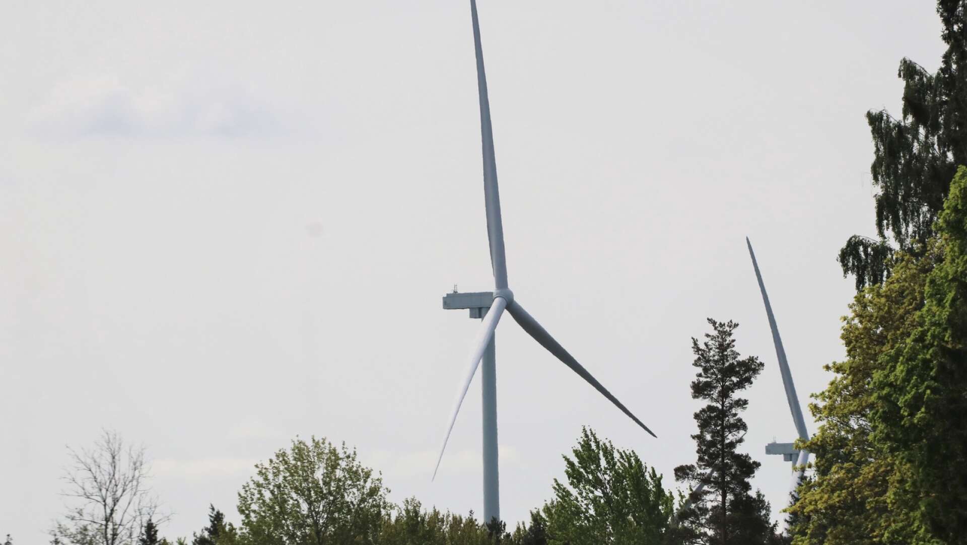 Regeringen behöver underlätta för den landbaserade vindkraften. Om inte riskerar regeringen möjligheten för värmlänningarna att få el till rimliga priser, skriver fem forskare.