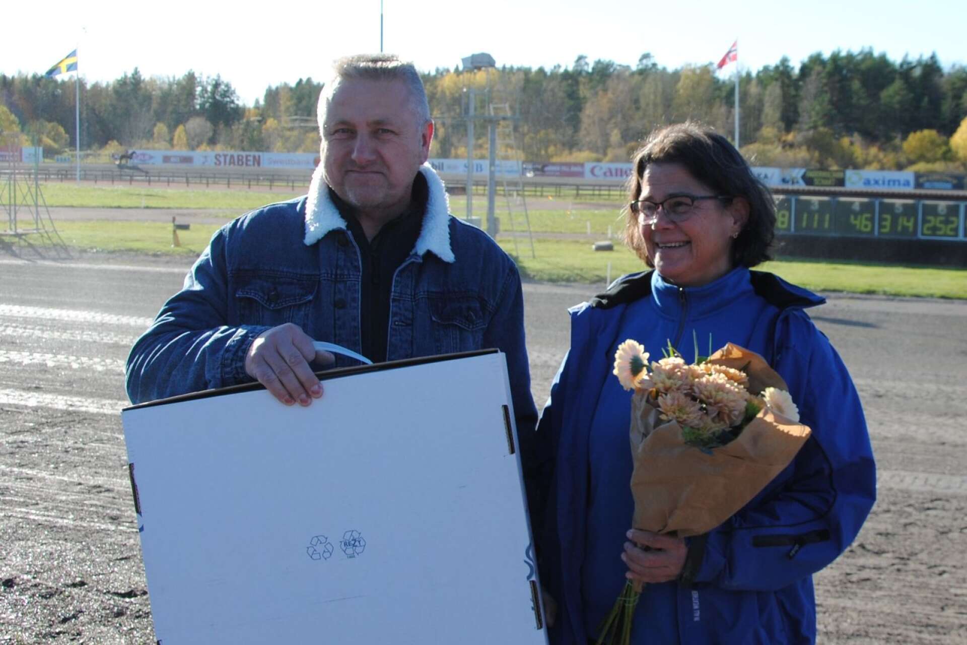 Ägarna och tränarna Roger Johnsson och Ann-Christine Edvardsson i vinnarcirkeln.