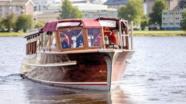 Båtbussarna bland sommarresenärerna. Arkivbild.